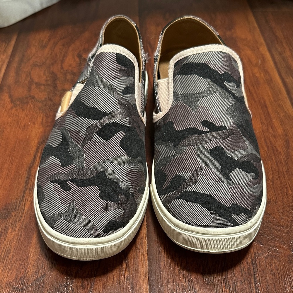 OluKai Pehuea  Pa’i Camouflage soft pink Slip-On Sneakers